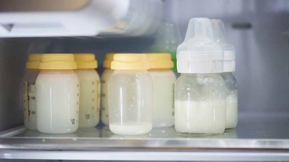 冷凍的母奶可以放冰箱冷藏解凍，冷藏母奶加熱溫度以40°C-60°C之間為標準，才不會破壞母奶保存的營養。