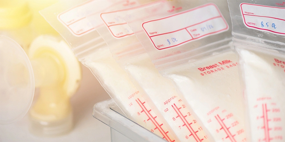 母乳儲存袋上可以標記奶水擠出來儲存的日期和時間，放進冰箱隨時提醒自己母乳保存時間，保持母奶的新鮮品質。