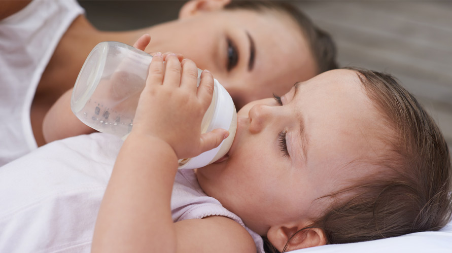 圖說：因為母乳中有一定比例的水分，所以新生兒若有喝足奶，就不必額外餵寶寶喝水