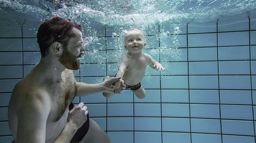 嬰兒游泳的好處很多，同時也可以享受親子互動時光