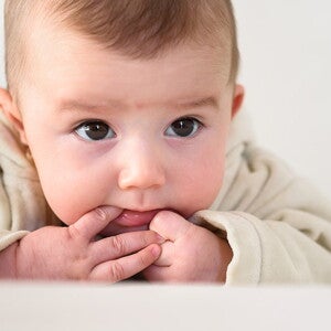 三個月嬰兒吃手的行為,讓寶寶可以更認識自己的雙手,逐漸能控制手指活動 三個月嬰兒吃手的行為,讓寶寶可以更認識自己的雙手,逐漸能控制手指活動